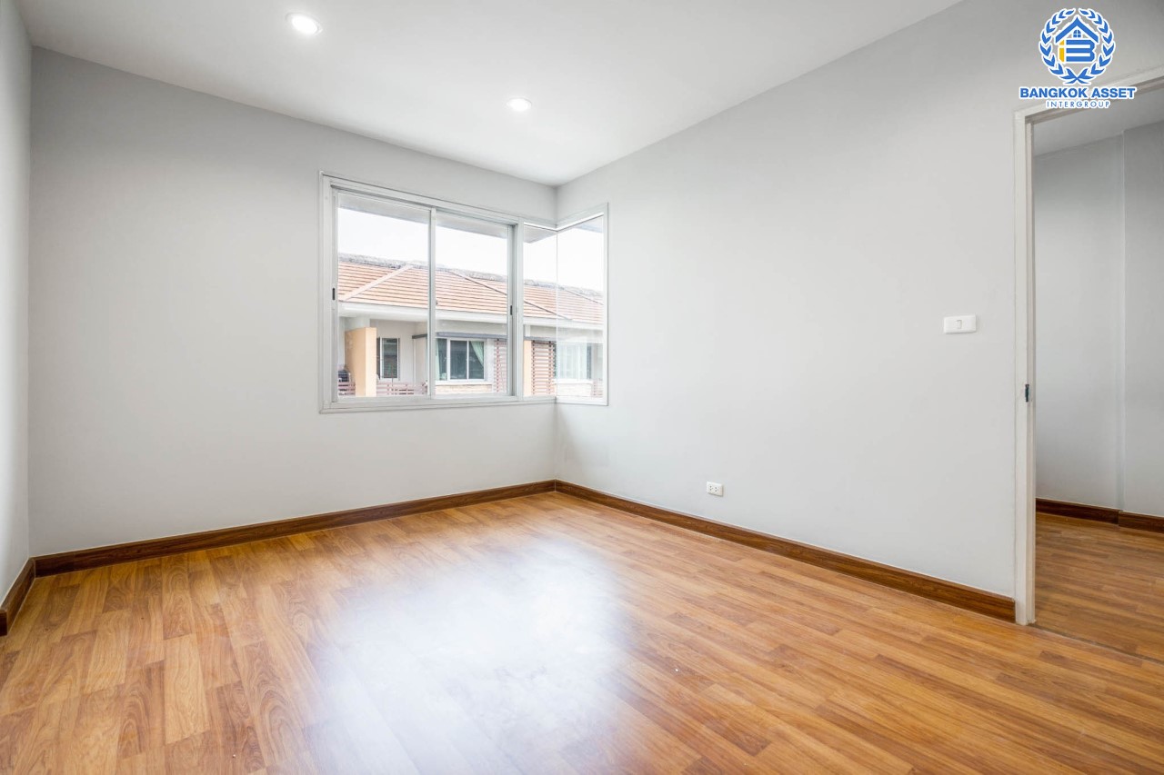 บ้านมือสองตกแต่งใหม่ แบรนด์หรู Sansiri โครงการ พลัสซิตี้พาร์ค งามวงศ์วาน25 ทาวน์โฮม 3 ชั้น ใจกลางเมือง เนื้อที่ 21.3 ตร.ว. ฟังก์ชันพร้อม 3 ห้องนอน 3 ห้องน้ำ จอดรถได้ 2 คัน บนทำเลศักยภาพ เข้า-ออกได้ 3 เส้นทาง ใกล้แหล่ง Community ชั้นนำ เดอะมอลล์งามวงศ์วาน ทางด่วน "งามวงศ์วาน" และรถไฟฟ้า "สถานีศูนย์ราชการนนทบุรี"